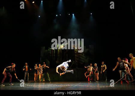 Sydney, Australie. 13 janvier 2017. En Marche du 12 au 22 janvier, Circus City est une célébration dynamique de cirque au Prince Alfred et théâtres du Riverside Square Park à Parramatta pour le Festival de Sydney. Sur la photo : exclusive australienne de 'iD' par le Cirque Éloize, Canada, un mélange d'arts du cirque et la danse urbaine avec une quinzaine d'acrobates, saltimbanques, danseurs hip-hop et break. Crédit : © Richard Milnes/Alamy Live News Banque D'Images