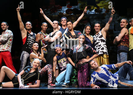 Sydney, Australie. 13 janvier 2017. En Marche du 12 au 22 janvier, Circus City est une célébration dynamique de cirque au Prince Alfred et théâtres du Riverside Square Park à Parramatta pour le Festival de Sydney. Sur la photo : exclusive australienne de 'iD' par le Cirque Éloize, Canada, un mélange d'arts du cirque et la danse urbaine avec une quinzaine d'acrobates, saltimbanques, danseurs hip-hop et break. Crédit : © Richard Milnes/Alamy Live News Banque D'Images