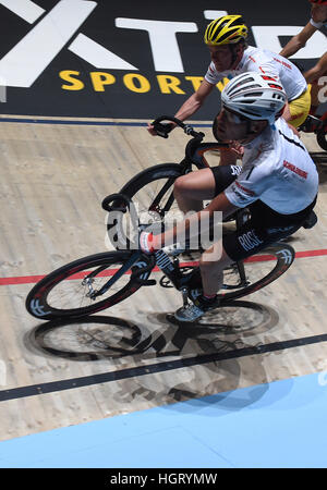 Brême, Allemagne. 12 Jan, 2017. Leif Lampater cycliste professionnel allemand (r) et son partenaire néerlandais Wim Stroetinga en action au cours de la 53e six jours de Brême voie cyling course à l'OVB Arena à Brême, Allemagne, 12 janvier 2017. Photo : Carmen Jaspersen/dpa/Alamy Live News Banque D'Images