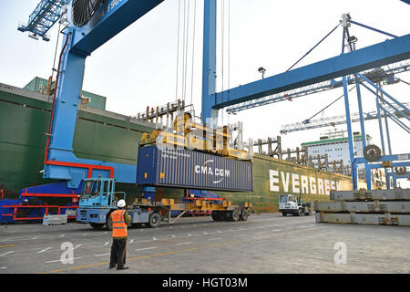 (170113) -- Mombasa, 13 janvier 2017 (Xinhua) -- Un récipient est déchargée d'un navire à la 19e place dans le port de Mombasa, Mombasa, Kenya, le 9 janvier 2017. Étant le plus grand port d'Afrique de l'Est, du port de Mombasa est une importante plaque tournante logistique dans la région, le transport de conteneurs pour la Tanzanie, l'Ouganda, le Soudan du Sud, le Rwanda, le Burundi et la Chine etc. a aidé avec sa 19e poste qui a considérablement amélioré l'efficacité opérationnelle du port. Avec la construction de chemin de fer sous Standard qui permettra de relier le port de Mombasa à Nairobi, capitale du Kenya le port permettra de développer l'éco Banque D'Images