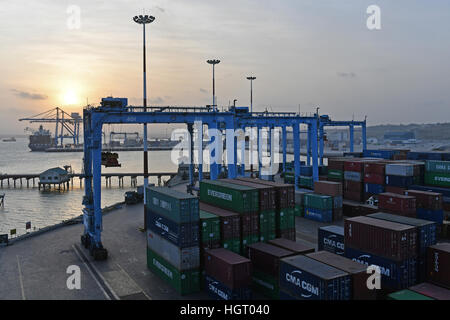 (170113) -- Mombasa, 13 janvier 2017 (Xinhua) -- Photo prise le 9 janvier 2017 montre le plus grand port d'Afrique de l'Est du port de Mombasa à Mombasa, au Kenya. Étant le plus grand port d'Afrique de l'Est, du port de Mombasa est une importante plaque tournante logistique dans la région, le transport de conteneurs pour la Tanzanie, l'Ouganda, le Soudan du Sud, le Rwanda, le Burundi et la Chine etc. a aidé avec sa 19e poste qui a considérablement amélioré l'efficacité opérationnelle du port. Avec la construction de chemin de fer sous Standard qui permettra de relier le port de Mombasa à Nairobi la capitale du Kenya, le port vous aidera à développer l'économie de Banque D'Images