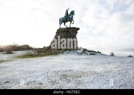 Windsor, Royaume-Uni. 13 janvier, 2017. Le saupoudrage de neige sur la neige Hill dans le Berkshire à mesure que le soleil apparaît derrière. Il y avait moins de neige que prévu dans la région. Credit : Mark Kerrison/Alamy Live News Banque D'Images