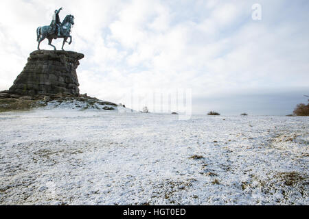 Windsor, Royaume-Uni. 13 janvier, 2017. Le saupoudrage de neige sur la neige Hill dans le Berkshire à mesure que le soleil apparaît derrière. Il y avait moins de neige que prévu dans la région. Credit : Mark Kerrison/Alamy Live News Banque D'Images