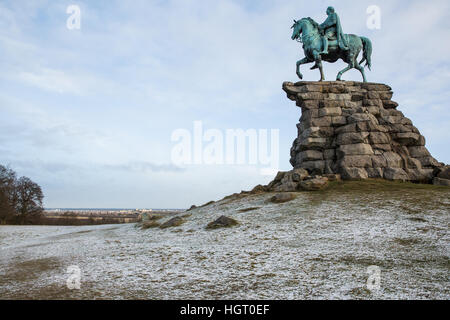 Windsor, Royaume-Uni. 13 janvier, 2017. Le saupoudrage de neige sur la neige Hill dans le Berkshire avec derrière le château de Windsor. Il y avait moins de neige que prévu dans la région. Credit : Mark Kerrison/Alamy Live News Banque D'Images