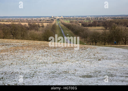 Windsor, Royaume-Uni. 13 janvier, 2017. Le saupoudrage de neige sur la neige Hill dans le Berkshire à mesure que le soleil apparaît derrière. Il y avait moins de neige que prévu dans la région. Credit : Mark Kerrison/Alamy Live News Banque D'Images