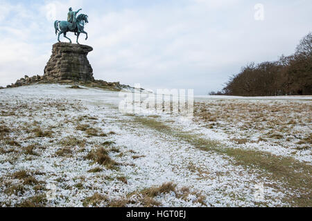 Windsor, Royaume-Uni. 13 janvier, 2017. Le saupoudrage de neige sur la neige Hill dans le Berkshire à mesure que le soleil apparaît derrière. Il y avait moins de neige que prévu dans la région. Credit : Mark Kerrison/Alamy Live News Banque D'Images