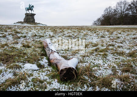 Windsor, Royaume-Uni. 13 janvier, 2017. Le saupoudrage de neige sur la neige Hill dans le Berkshire à mesure que le soleil apparaît derrière. Il y avait moins de neige que prévu dans la région. Credit : Mark Kerrison/Alamy Live News Banque D'Images