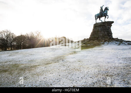 Windsor, Royaume-Uni. 13 janvier, 2017. Le saupoudrage de neige sur la neige Hill dans le Berkshire à mesure que le soleil apparaît derrière. Il y avait moins de neige que prévu dans la région. Credit : Mark Kerrison/Alamy Live News Banque D'Images