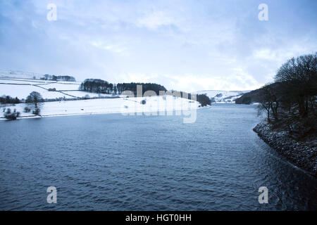 Ladybower Reservoir dans le Peak District, Derbyshire après une chute de neige légère. Banque D'Images