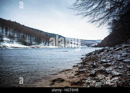 Ladybower Reservoir dans le Peak District, Derbyshire après une chute de neige légère. Banque D'Images