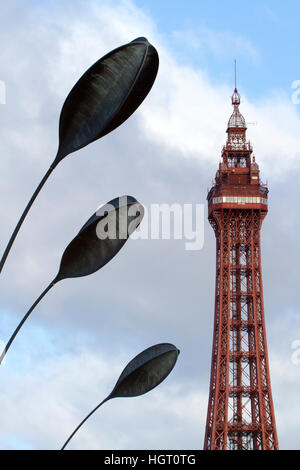 Blackpool, Lancashire, Royaume-Uni. 13 Jan 2017. UK Weather.Le grand nettoyage commence le long de la Blackpool n'est pas si 'Golden Mile' ce matin. Des piles de sable a dû être effacé de la lignes de tramway afin que le réseau pourrait reprendre le service normal. Credit : Cernan Elias/Alamy Live News Banque D'Images