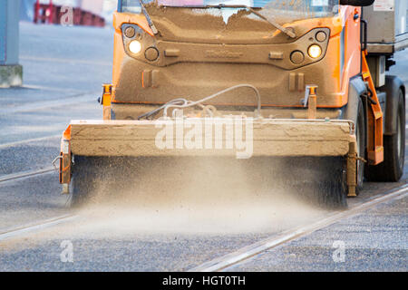 Blackpool, Lancashire, Royaume-Uni. 13 Jan 2017. UK Weather.Le grand nettoyage commence le long de la Blackpool n'est pas si 'Golden Mile' ce matin. Des piles de sable a dû être effacé de la lignes de tramway afin que le réseau pourrait reprendre le service normal. Credit : Cernan Elias/Alamy Live News Banque D'Images