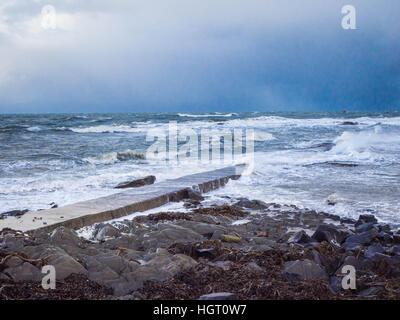 Groomsport, Bangor, Irlande du Nord, Royaume-Uni. 13 jan, 2017. Une mer avec vue sur le lac de Belfast vers le sud de la bouée briggs seascape, le fracas des vagues, des chevaux blancs Stormy Weather, d'avertissement jaune meteorological office © Jeffrey silvers/Alamy live news Banque D'Images