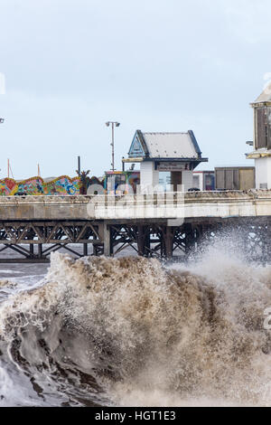 Blackpool, Royaume-Uni. 13 Jan, 2017. Météo. Un froid et orageux pour la journée, à Blackpool. Les gales ont créé hugh vagues à marée haute. © Gary Telford/Alamy Live News Banque D'Images