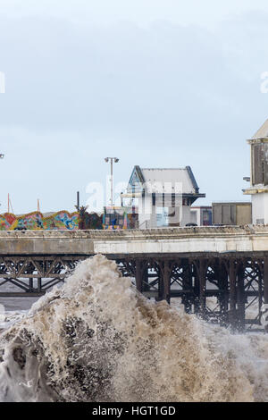 Blackpool, Royaume-Uni. 13 Jan, 2017. Météo. Un froid et orageux pour la journée, à Blackpool. Les gales ont créé hugh vagues à marée haute. © Gary Telford/Alamy Live News Banque D'Images