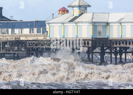 Blackpool, Royaume-Uni. 13 Jan, 2017. Météo. Un froid et orageux pour la journée, à Blackpool. Les gales ont créé hugh vagues à marée haute. © Gary Telford/Alamy Live News Banque D'Images