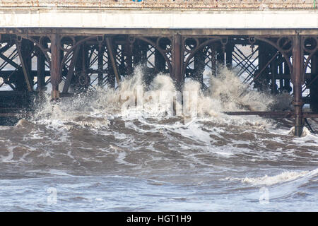 Blackpool, Royaume-Uni. 13 Jan, 2017. Météo. Un froid et orageux pour la journée, à Blackpool. Les gales ont créé hugh vagues à marée haute. © Gary Telford/Alamy Live News Banque D'Images