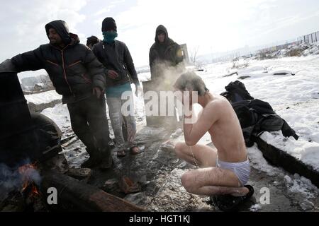 L'Europe, la Serbie, Belgrade, 12 Janvier 2017 : Des milliers de migrants afghans sont bloqués dans la capitale serbe, vivant dans des entrepôts abandonnés, dans des conditions inhumaines avec des températures atteignant -15 degrés. Les migrants afghans attendent depuis des mois la possibilité d'ouverture de la frontière hongroise de Serbie afin d'accéder à l'Europe. Photo © Danilo Balducci/Sintesi/Alamy Live News Banque D'Images