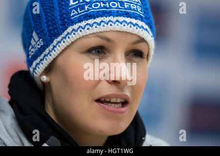 Inzell, Allemagne. 13 Jan, 2017. Ancien biathlète Allemande Magdalena Neuner parle au cours d'une conférence de pres pour la Coupe du monde à l'arène Chiemgau à Ruhpolding, Allemagne, 13 janvier 2017. Photo : Sven Hoppe/dpa/Alamy Live News Banque D'Images