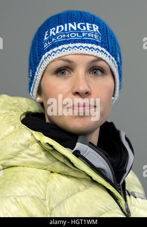 Inzell, Allemagne. 13 Jan, 2017. Ancien biathlète Allemande Magdalena Neuner parle au cours d'une conférence de pres pour la Coupe du monde à l'arène Chiemgau à Ruhpolding, Allemagne, 13 janvier 2017. Photo : Sven Hoppe/dpa/Alamy Live News Banque D'Images