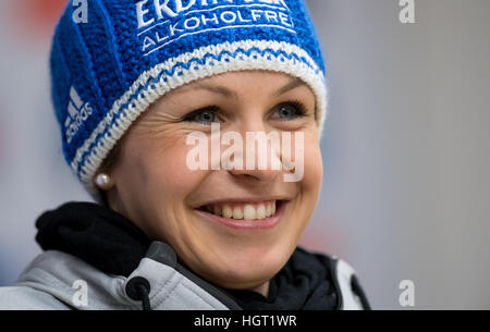 Inzell, Allemagne. 13 Jan, 2017. Ancien biathlète Allemande Magdalena Neuner parle au cours d'une conférence de pres pour la Coupe du monde à l'arène Chiemgau à Ruhpolding, Allemagne, 13 janvier 2017. Photo : Sven Hoppe/dpa/Alamy Live News Banque D'Images