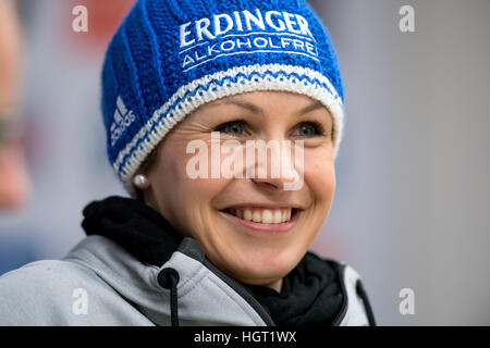 Inzell, Allemagne. 13 Jan, 2017. Ancien biathlète Allemande Magdalena Neuner parle au cours d'une conférence de pres pour la Coupe du monde à l'arène Chiemgau à Ruhpolding, Allemagne, 13 janvier 2017. Photo : Sven Hoppe/dpa/Alamy Live News Banque D'Images