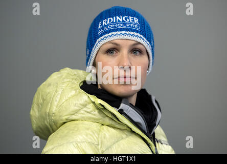 Inzell, Allemagne. 13 Jan, 2017. Ancien biathlète Allemande Magdalena Neuner parle au cours d'une conférence de pres pour la Coupe du monde à l'arène Chiemgau à Ruhpolding, Allemagne, 13 janvier 2017. Photo : Sven Hoppe/dpa/Alamy Live News Banque D'Images