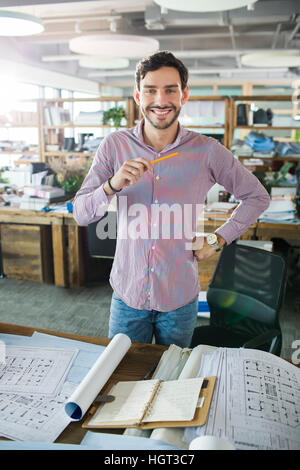 Cheerful architect au bureau Banque D'Images