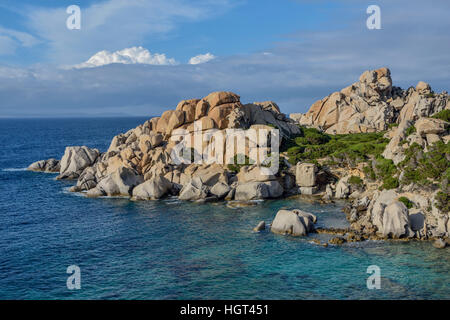Une côte rocheuse, la péninsule de Capo Testa, Santa Teresa de Gallura, Sardaigne, Italie Banque D'Images