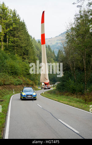 Le transport lourd, wind turbine blade sur camion, route sinueuse à Schönau, Forêt-Noire, Bade-Wurtemberg, Allemagne Banque D'Images