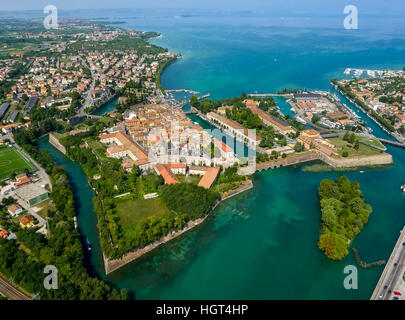 Comune di Peschiera del Garda, Mincio River se jette dans le lac de Garde, Vénétie, Italie Banque D'Images