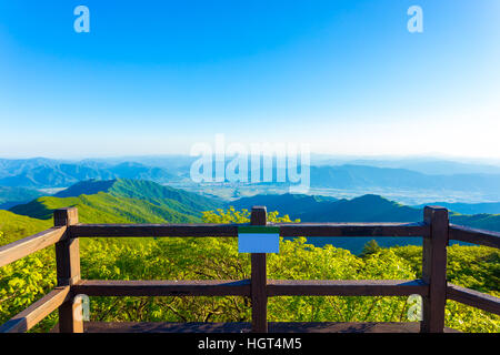 Pont de vue en bois offrant une vue claire de vallée en dessous du haut de la montagne Jirisan en Corée du Sud. L'horizontale Banque D'Images