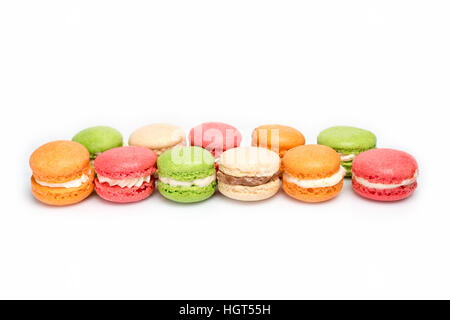 Macarons colorés isolé sur blanc avec espace pour texte. Dessert traditionnel français. Banque D'Images