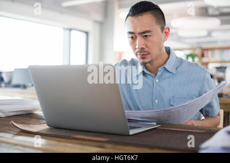 Architect travail avec ordinateur portable au bureau Banque D'Images