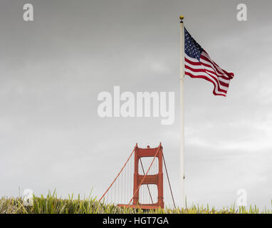 Pilier de la Golden Gate Bridge avec le drapeau américain et de l'herbe Banque D'Images