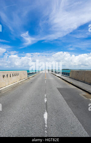 Pont Ikema à Miyako Île d'Okinawa, Japon. Banque D'Images