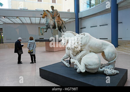 Statue en bronze romain de Marc Aurèle et lion attaquant un cheval affiché dans les musées du Capitole à Rome Banque D'Images