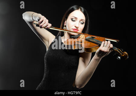 Jeune femme jouant du violon Banque D'Images