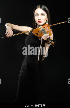 Jeune femme en robe noire à jouer du violon Banque D'Images