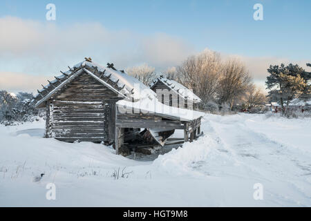 Ancien hangar à bateaux et la neige en hiver à Fagelsundet village de pêcheurs à la côte de Roslagen, Uppland, Suède, Scandinavie Banque D'Images