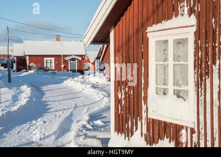 Neige sur une fenêtre d'un cottage à l'hiver. Fagelsundet village de pêcheurs sur la côte de Roslagen, Uppland, Suède, Scandinavie Banque D'Images