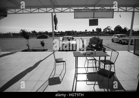 L'entrée d'un bar typique sur la route dans le nord de Chypre. Banque D'Images