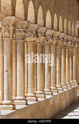 Segovia - le portique de l'église romane Iglesia de San Martin. Banque D'Images