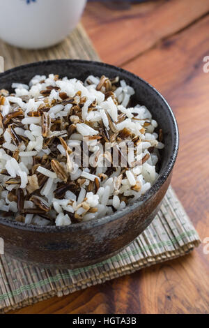 Mélange d'Indiens de l'Amérique du Nord autochtone cuite de riz sauvage et de riz long grain bouilli Banque D'Images