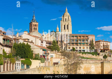 Segovia - Les murs de la ville et la tour de la cathédrale en arrière-plan Banque D'Images