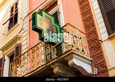 Pharmacie signe sur un balcon rouillé avec des détails architecturaux et des volets, La Maddalena - île de La Maddalena, en Sardaigne, Italie. Banque D'Images