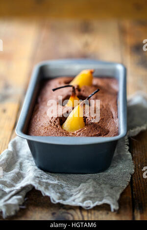 Gâteau au chocolat avec poire pochée Banque D'Images