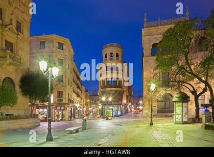 Salamanque, Espagne, Avril - 16, 2016 : la place de la Plaza de los Bandos au crépuscule. Banque D'Images