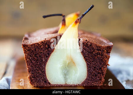 Gâteau au chocolat avec poire pochée Banque D'Images