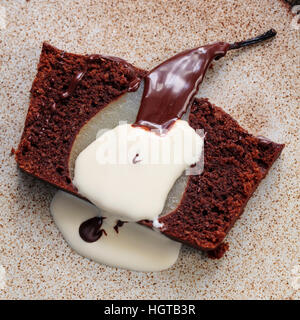 Gâteau au chocolat avec poire pochée Banque D'Images